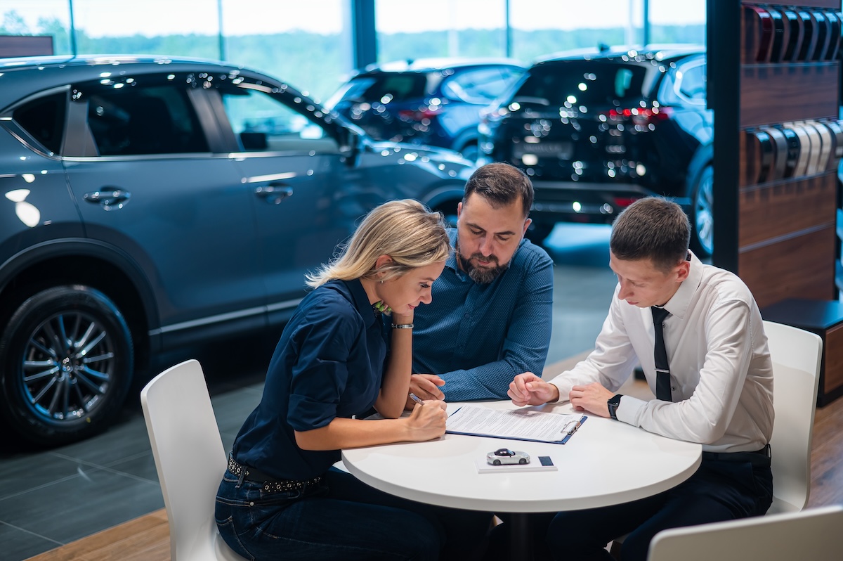 People discussing car leasing fees