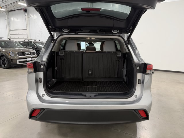 2022 Toyota Highlander XLE - Photo 17